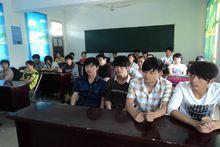 吳懷波等同學認真聽公司介紹