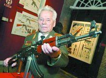 卡拉什尼科夫與AK-47自動步槍