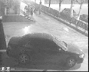 監控錄像中張強和侯偉一塊摔倒時，倒地之前的情形。