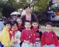 吳雲霞與同學們在一起