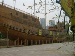 仿古寶船“鄭和600號”停泊在船塢邊，長71。1米，寬14。05米，桅高28米，吃水7米。展示了中國600年前的先進造船，航海科技。