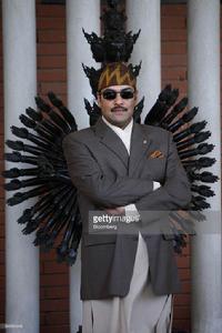 尼泊爾末代皇儲帕拉斯站在象徵神權的神像前