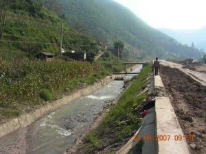 脈處立小村 脈處立小村