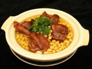黃豆燜豬腳煲 黃豆燜豬腳煲