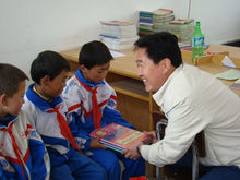 金崖鎮領導給貧困學生送書本