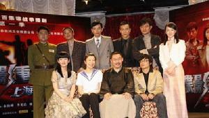 《諜影重重》主創合影。