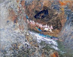 達那寺右側山峰石岩洞中格薩爾的30位大將之靈塔