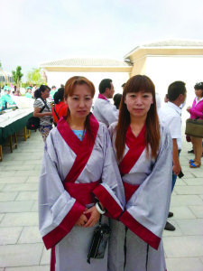 姊妹書法家李淑燕（左）、李淑娟（右）  