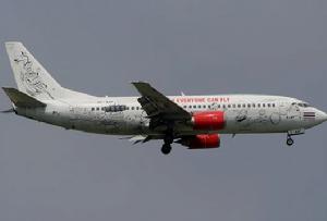 2007年8月，泰國亞洲航空公司HS-AAP號波音737-3T0型客機即將在新加坡樟宜國際機場降落。該機原屬馬來西亞亞洲航空公司，馬來西亞註冊號9M-AAP。民航資源網資料圖片，攝影：民航資源網網友“taecoxu”