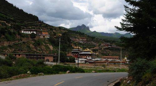 迭山山區隨處可見的藏傳佛教寺院