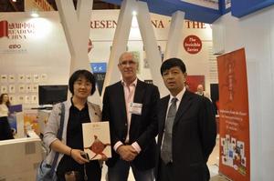 林陽（右）接受海外媒體採訪