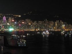 （圖）圖中為凱帆軒望向香港島中西區維多利亞港夜景