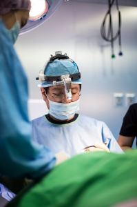 朴柄春院長手術中