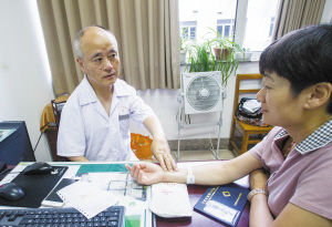 卓立甬醫生正在為患者看病