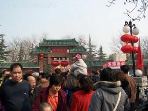 人潮湧入龍潭湖廟會