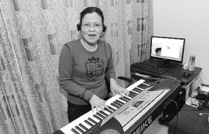 劉昌貴在家錄製自創的新歌