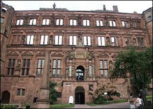 城堡內的建築，從門口的樓梯下去就是藥品博物館