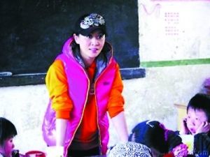 劉嘉玲在甘肅偏遠山區做公益活動