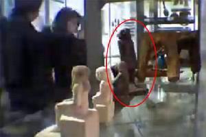 古埃及死神像自動鏇轉近180度,背向參觀者