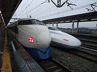 （圖）在東廣島站等待N700系駛過的0系