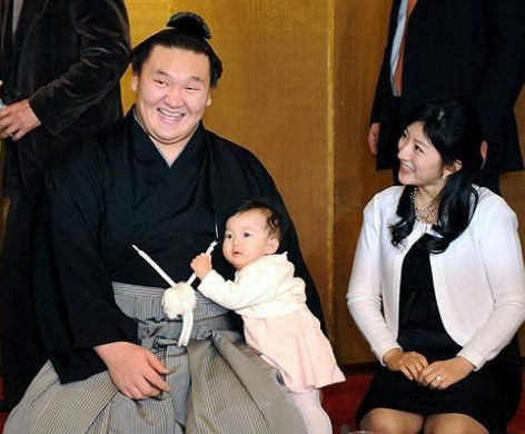 “美女配野獸”——為什麼日本美女都想嫁給相撲運動員?