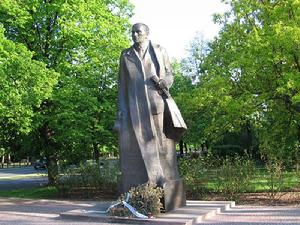 羅曼·德莫夫斯基雕像，位於華沙