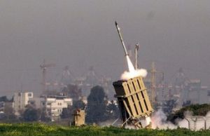 “鐵穹”正在發射攔截彈