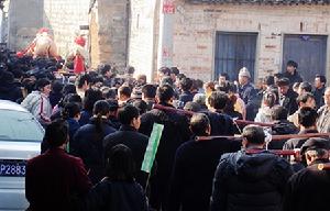 送祭隊伍行進中