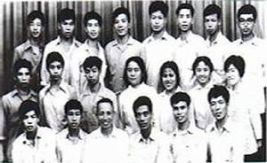 1974年劉富業和同學們與啟蒙恩師陳永鏘合影