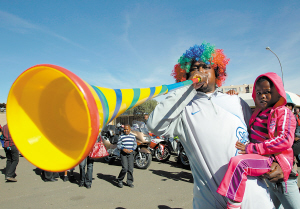 南非球迷手持“嗚嗚組啦”大喇叭