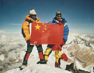 1999年5月27日，吉吉（左）與仁那在珠峰頂上展示國旗。