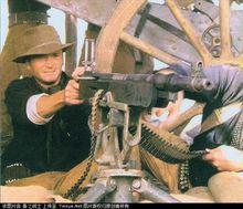 肖恩&middot;康納利手持柯爾特M1895機槍