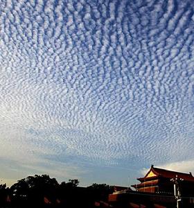 2010年7月2日，北京天氣晴朗，空中出現“魚鱗雲”。