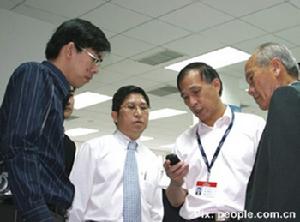 鍾天詳（左二）