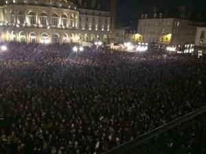 法國近10萬民眾聚集巴黎共和國廣場，悼念遇難者。