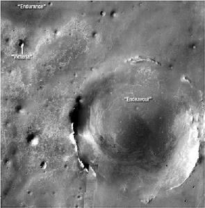 維多利亞隕石坑(左上)和奮進隕坑(右)