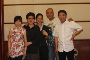 編劇丁丁、王宛平與周韻、胡軍、鄭曉龍(左起)