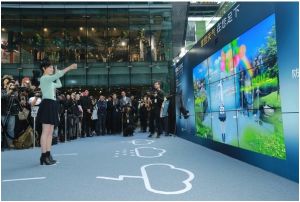 孫儷在GEOX 2014 AMPHIBIOX展區體驗3D互動遊戲