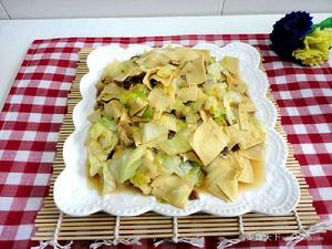 乾豆腐炒圓白菜肉片 乾豆腐炒圓白菜肉片