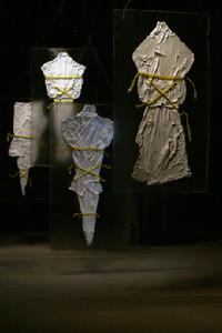 瓷、樹脂、綜合材料， 70*120cm，2011