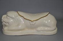 定窯虎枕側視圖