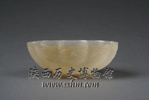 唐白玉忍冬紋八曲長杯 唐白玉忍冬紋八曲長杯