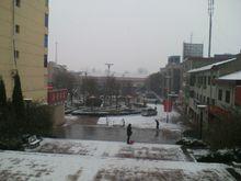 站在青年路高台上看武功火車站。