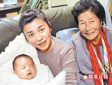 林美秀與媽媽合影