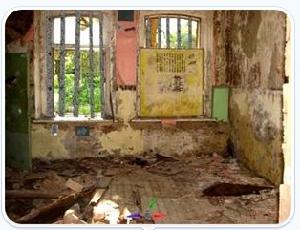 逃出倒塌的磚房2