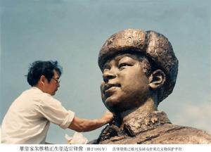 朱惟精在工作室創作《雷鋒》