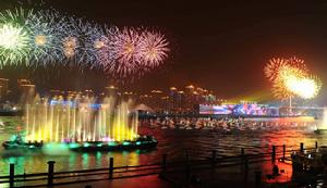 絢麗的燈光焰火交融在黃浦江畔