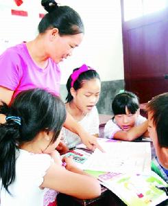 石仙花輔導學生做作業