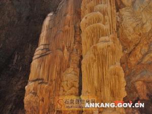 西北地區最大的天然溶洞——熨斗燕子洞