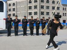 文工團演員張秀芳表演“掃把舞”